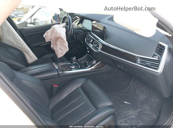 5UXCW2C06M9E80518 2021 BMW X7 White წინა სალონის ხედი