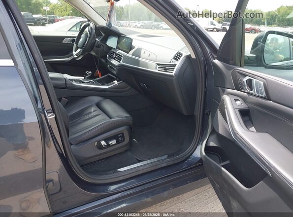 5UXCW2C06N9L68588 2022 BMW X7 Серый Вид салона спереди