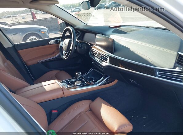 5UXCW2C07M9E12258 2021 BMW X7 White Widok wnętrza z przodu