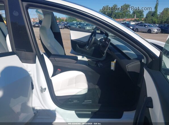 5YJ3E1EB1SF874831 2025 TESLA MODEL 3 Белый Вид салона спереди