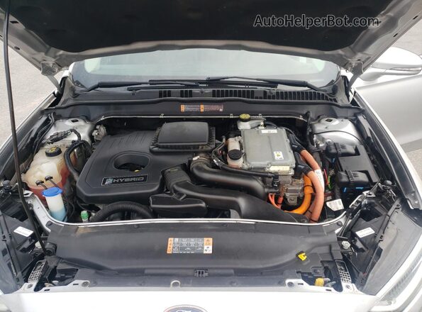 3FA6P0RU4JR128504 2018 FORD FUSION Silver Widok komory silnika