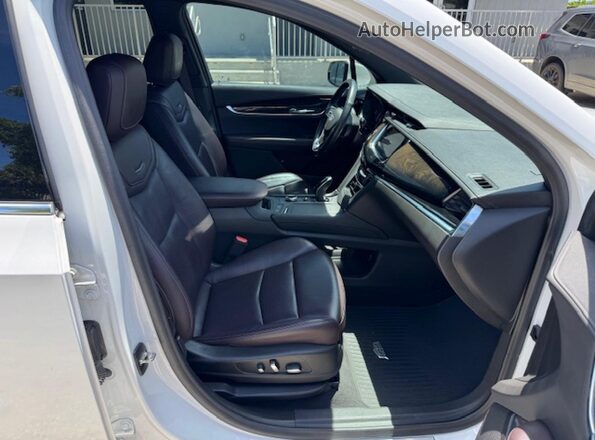 1GYKPCRS4MZ181724 2021 CADILLAC OTHER Белый Вид панели приборов