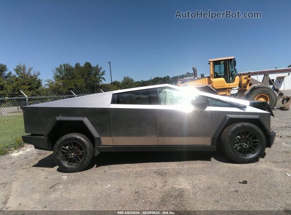 7G2CEHED2SA076813 2025 TESLA CYBERTRUCK Silver Widok zestawu wskaźników