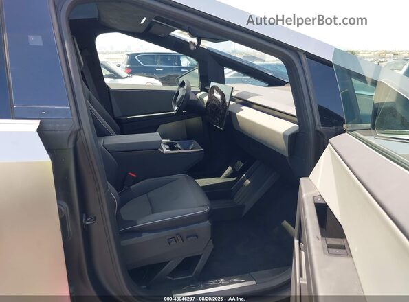 7G2CEHED5SA062985 2025 TESLA CYBERTRUCK Серебряный Вид салона спереди