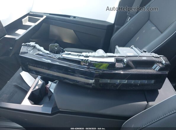 7G2CEHED6RA018262 2024 TESLA CYBERTRUCK Серебряный Вид панели приборов
