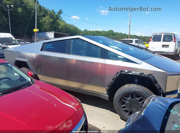 7G2CEHED6RA018262 2024 TESLA CYBERTRUCK Серебряный Вид задней части салона