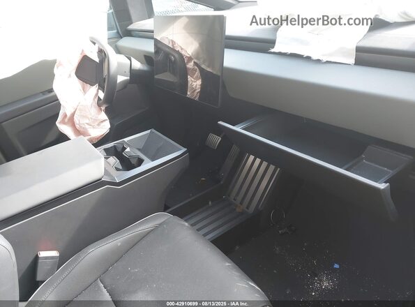 7G2CEHEE3SA061973 2025 TESLA CYBERTRUCK Silver Widok wnętrza z przodu