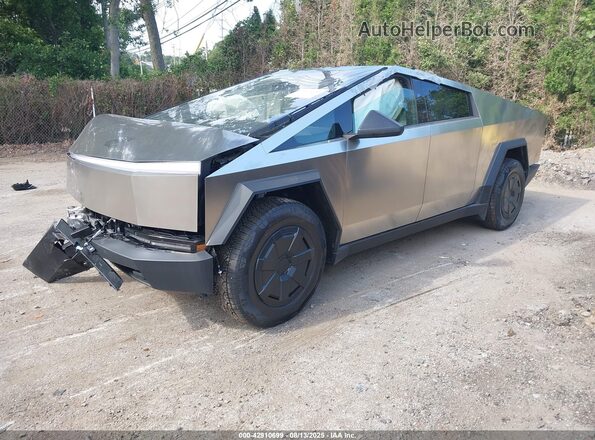 7G2CEHEE3SA061973 2025 TESLA CYBERTRUCK Silver Przód lewy