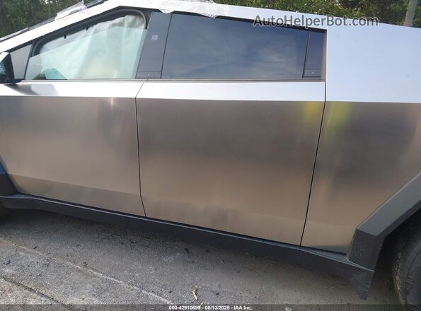 7G2CEHEE3SA061973 2025 TESLA CYBERTRUCK Silver Widok wnętrza z tyłu