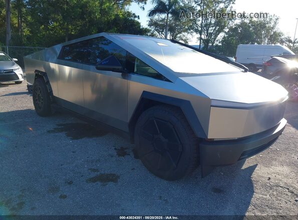 7G2CEHEE5SA059951 2025 TESLA CYBERTRUCK Серебряный Передняя правая четверть