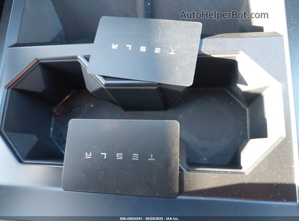 7G2CEHEE5SA059951 2025 TESLA CYBERTRUCK Серебряный Вид панели приборов