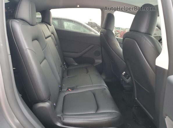 7SAYGAEEXSF303786 2025 TESLA MODEL Silver უკანა სალონის ხედი