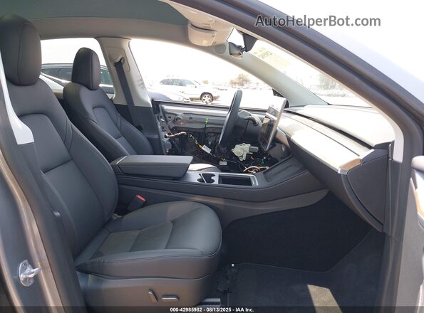 7SAYGDEE6RA300764 2024 TESLA MODEL Y Gray Widok wnętrza z przodu
