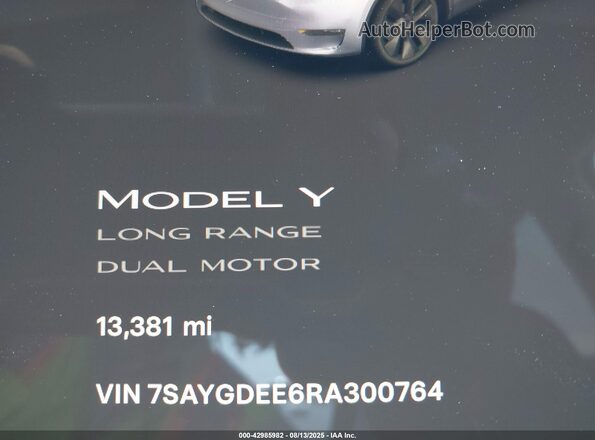 7SAYGDEE6RA300764 2024 TESLA MODEL Y Gray Widok tylnych siedzeń