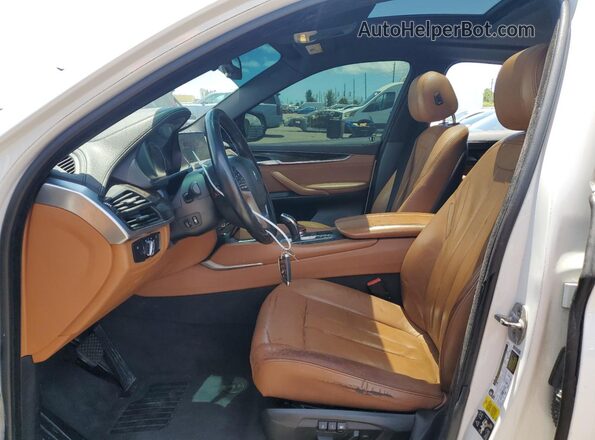 5UXKU2C5XJ0X48819 2018 BMW X6 White Widok deski rozdzielczej