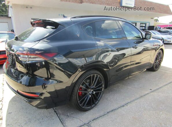 ZN661ZUT5NX3906XX 2022 MASERATI LEVANTE Black Przód prawy