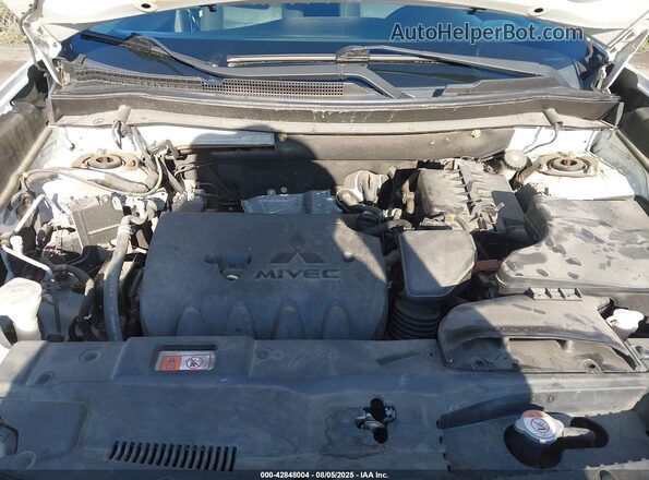 JA4AZ2A33HZ035972 2017 MITSUBISHI OUTLANDER White Widok tylnych siedzeń