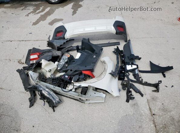 JF2GTADC1JH319301 2018 SUBARU CROSSTREK White Widok naklejki z numerem VIN