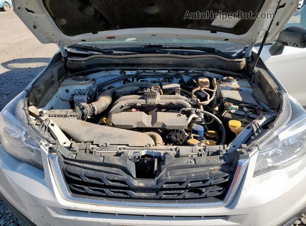 JF2SJAAC5JG528129 2018 SUBARU FORESTER 2.5 White Widok komory silnika