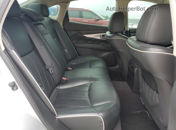 JN1BY1AP6GM220736 2016 INFINITI Q70 Серебряный Вид задних сидений