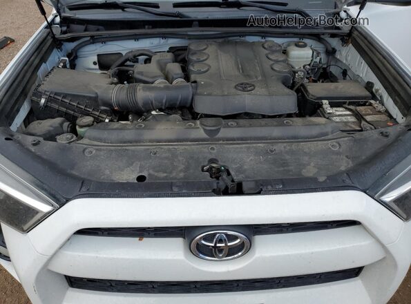 JTEBU5JR9J5557366 2018 TOYOTA 4RUNNER Белый Вид подкапотного пространства