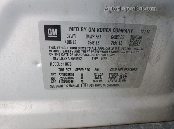 KL7CJKSB7JB599972 2018 CHEVROLET TRAX Silver VIN კოდის სტიკერის ხედი