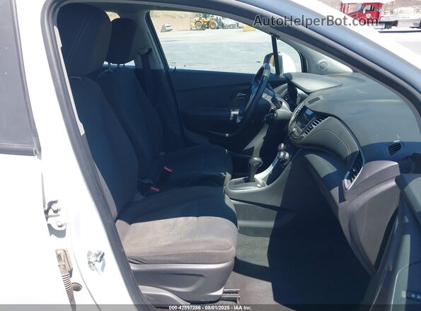 KL7CJKSBXJB723376 2018 CHEVROLET TRAX Белый Вид салона спереди