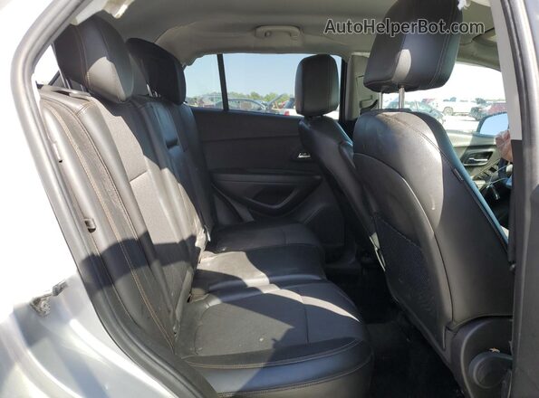 KL7CJLSB7JB600009 2018 CHEVROLET TRAX Серебряный Вид задней части салона