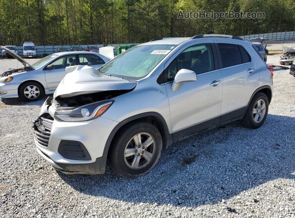 KL7CJLSB7JB600009 2018 CHEVROLET TRAX Серебряный Передняя левая четверть