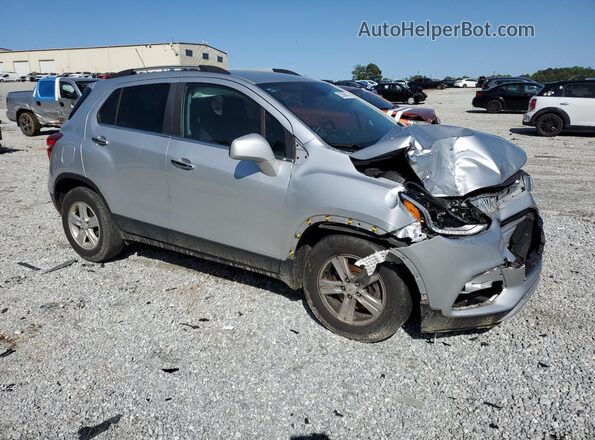 KL7CJLSB7JB600009 2018 CHEVROLET TRAX Серебряный Передняя правая четверть