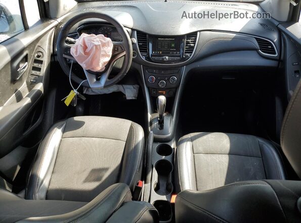 KL7CJLSB7JB600009 2018 CHEVROLET TRAX Серебряный Вид панели приборов
