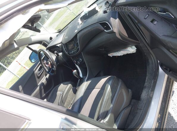 KL7CJPSB0JB707815 2018 CHEVROLET TRAX Silver Вид салону спереду