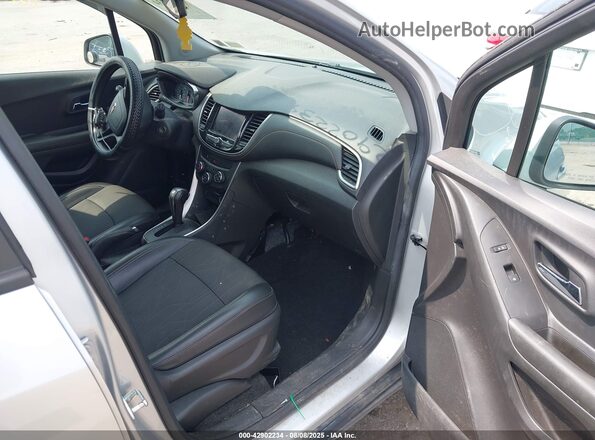 KL7CJPSB8MB344569 2021 CHEVROLET TRAX Silver Вид салону спереду