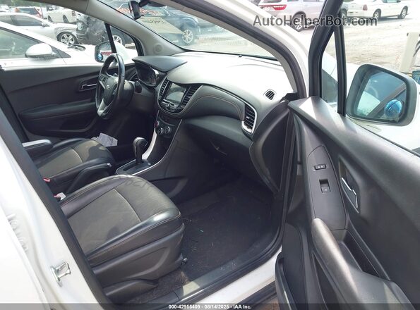 KL7CJPSB9JB660543 2018 CHEVROLET TRAX Белый Вид салона спереди