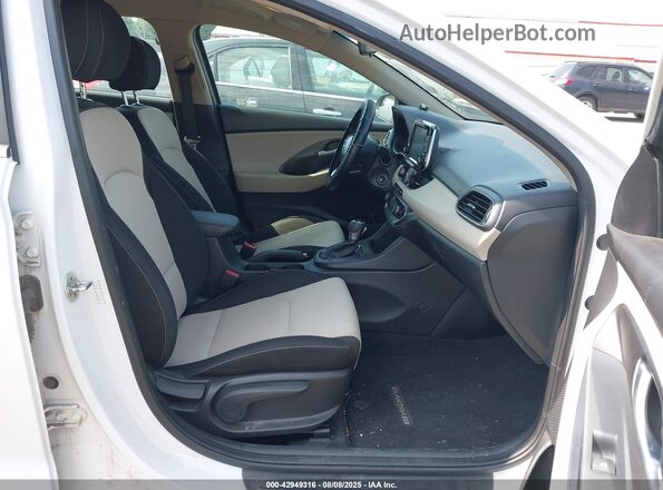 KMHH35LE5JU009796 2018 HYUNDAI ELANTRA GT Белый Вид салона спереди