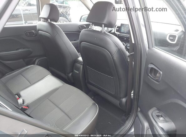 KMHRC8A32PU257701 2023 HYUNDAI VENUE Серый Вид наклейки с VIN-кодом