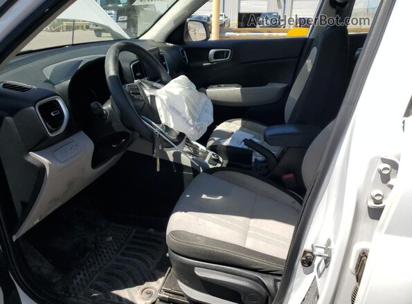 KMHRC8A34MU101851 2021 HYUNDAI VENUE Белый Вид салона спереди