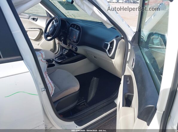 KNDJ23AU6M7143484 2021 KIA SOUL Белый Вид салона спереди
