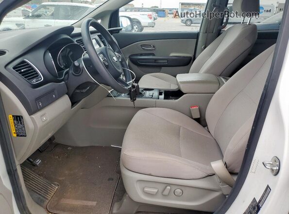 KNDMB5C13J6378857 2018 KIA SEDONA Белый Вид салона спереди