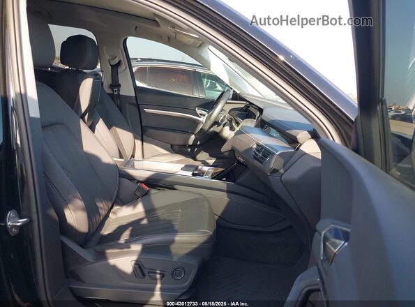 WA15AAGE4RB044864 2024 AUDI Q8 E-TRON Черный Вид салона спереди