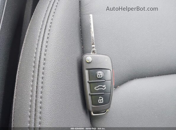 WA1EECF31S1009307 2025 AUDI Q3 Blue Vista del salpicadero
