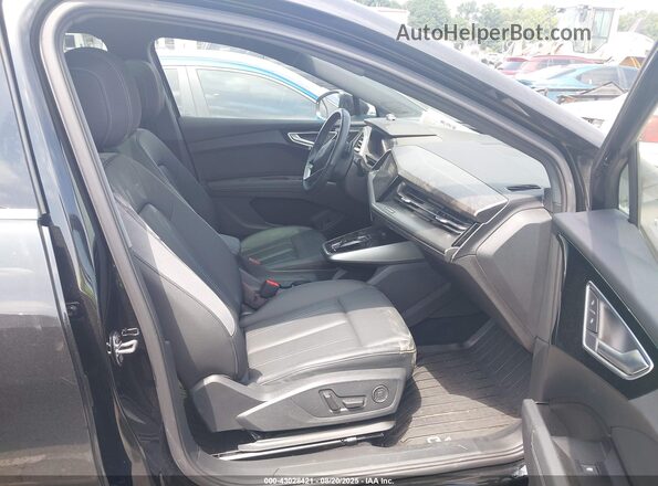 WA1M2BFZ9PP048668 2023 AUDI Q4 Черный Вид салона спереди