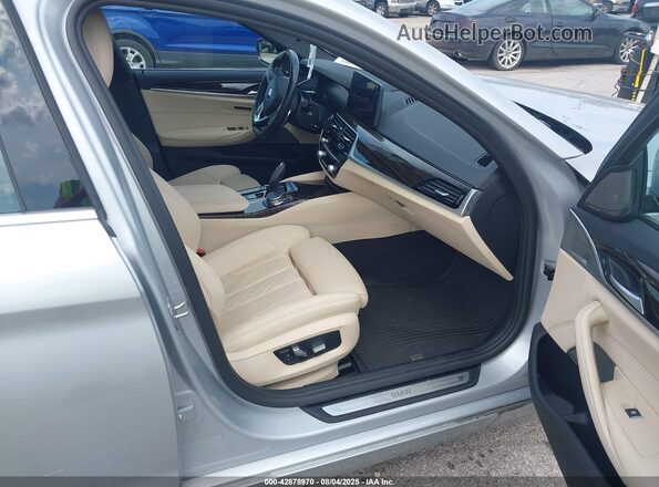 WBA13BJ09MCF80987 2021 BMW 5 SERIES Silver Widok wnętrza z przodu