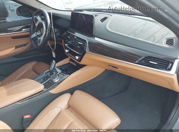 WBA13BK06MCF22835 2021 BMW M5 Серый Вид салона спереди