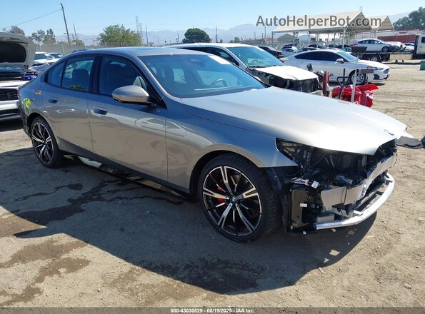 WBA43FJ05RCS89539 2024 BMW 5 SERIES Серый Передняя правая четверть
