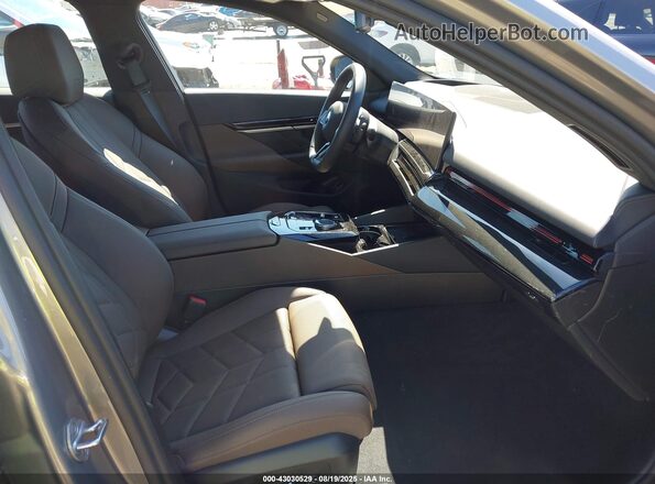 WBA43FJ05RCS89539 2024 BMW 5 SERIES Серый Вид салона спереди