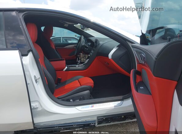 WBAGV8C00SCT29211 2025 BMW M8 White Вид салону спереду