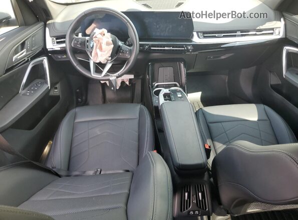 WBX73EF02R5Y97111 2024 BMW X1 Silver Առջևի վահանակի տեսք
