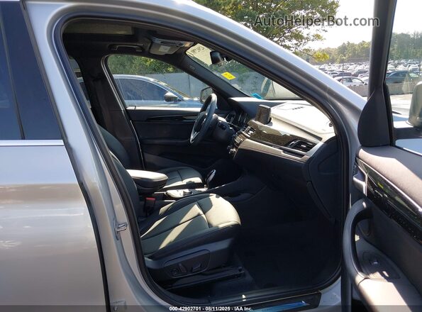 WBXJG9C04M5U32313 2021 BMW X1 Silver Սալոնի դիմացի տեսք