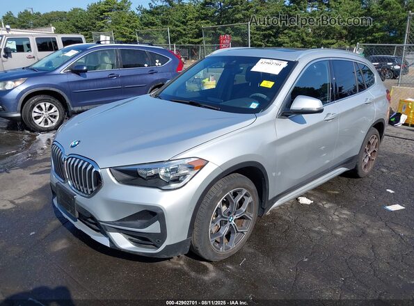 WBXJG9C04M5U32313 2021 BMW X1 Silver Առջևի ձախ երեք քառորդ տեսարան